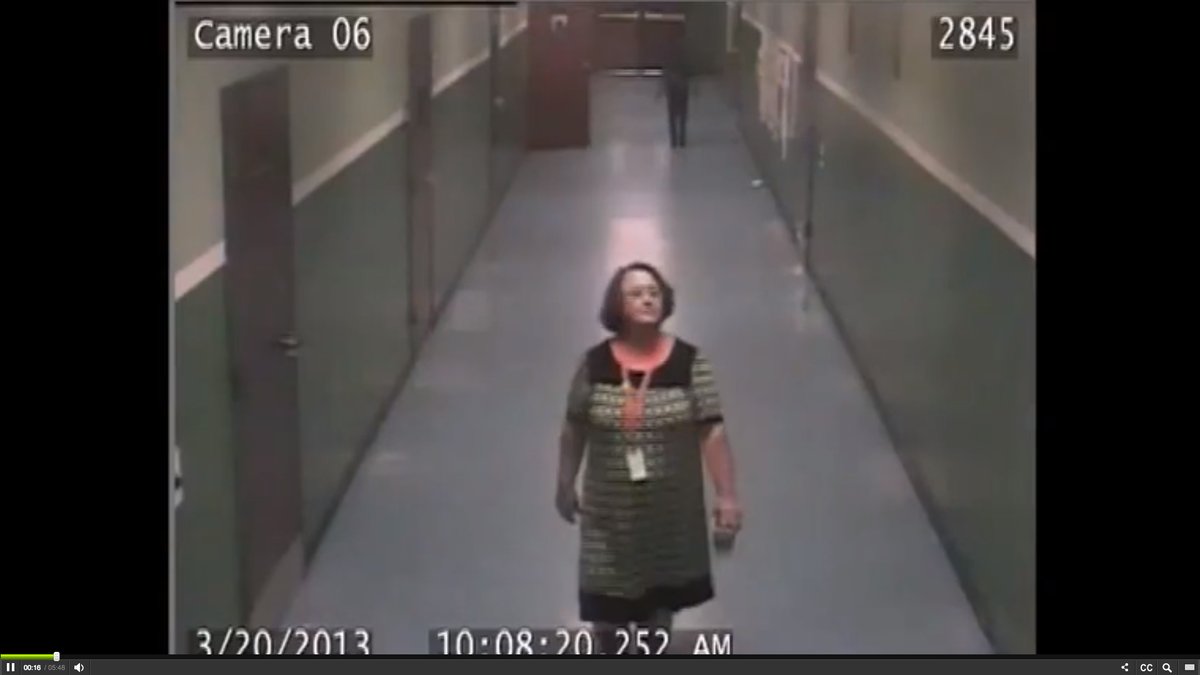 Misshandeln sker sen öppet i skolkorridoren.
